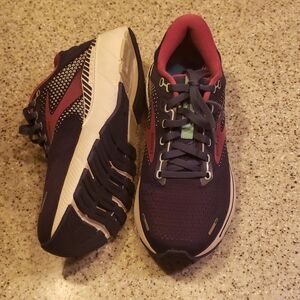 Women's Brooks Adrenaline GTS 22 Size U.S. 9.5